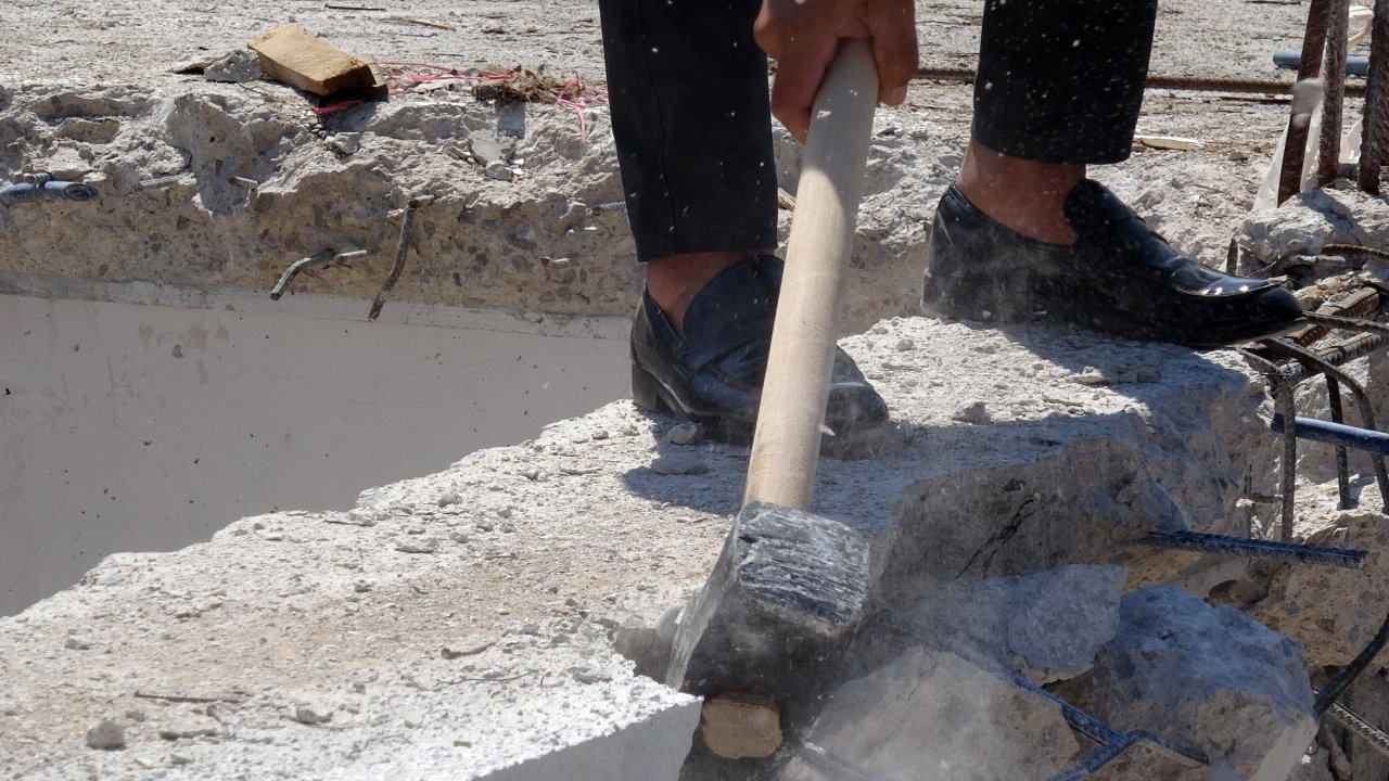 Beton kalitesi yetersiz çıkınca kendi inşaatını şikayet edip yıkım kararı aldırdı