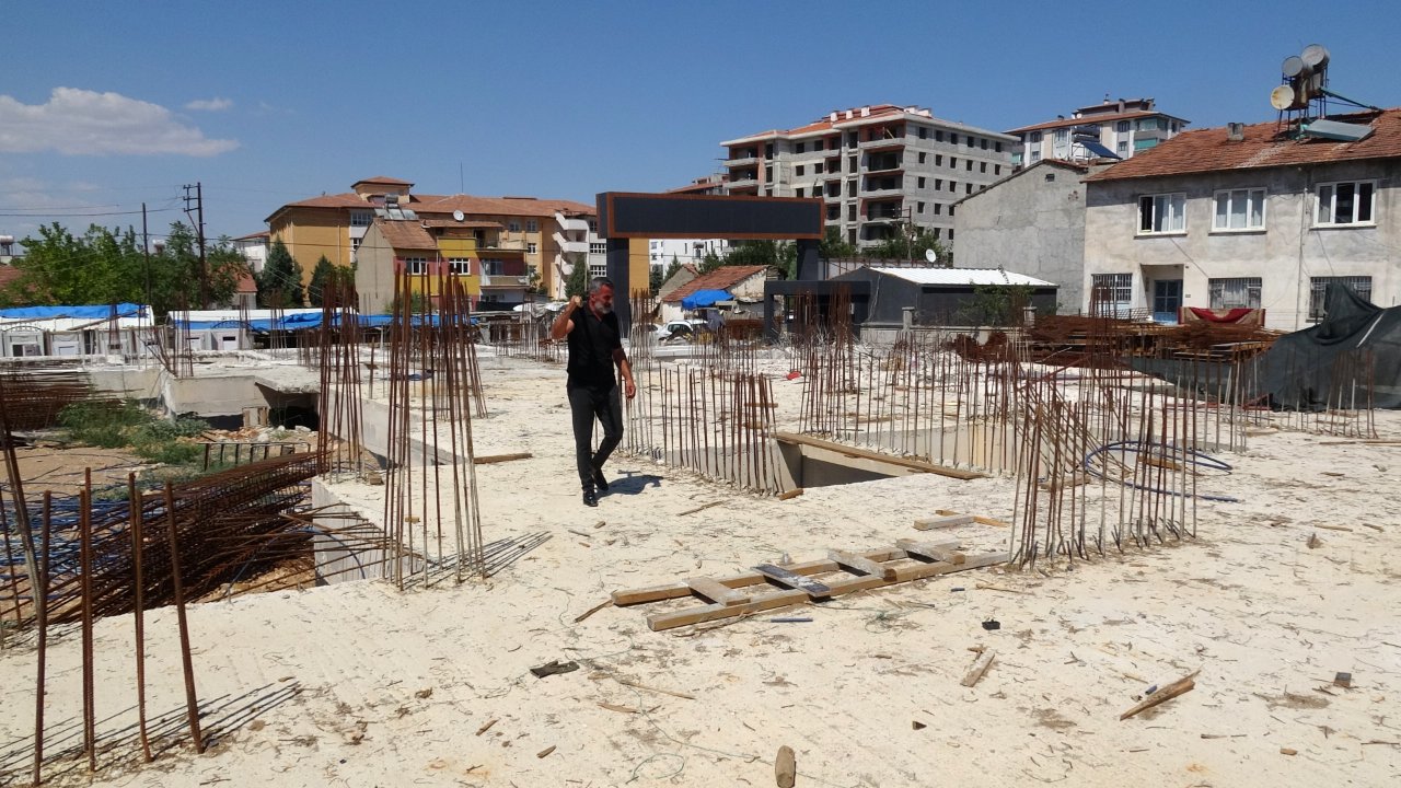 Beton kalitesi yetersiz çıkınca kendi inşaatını şikayet edip yıkım kararı aldırdı