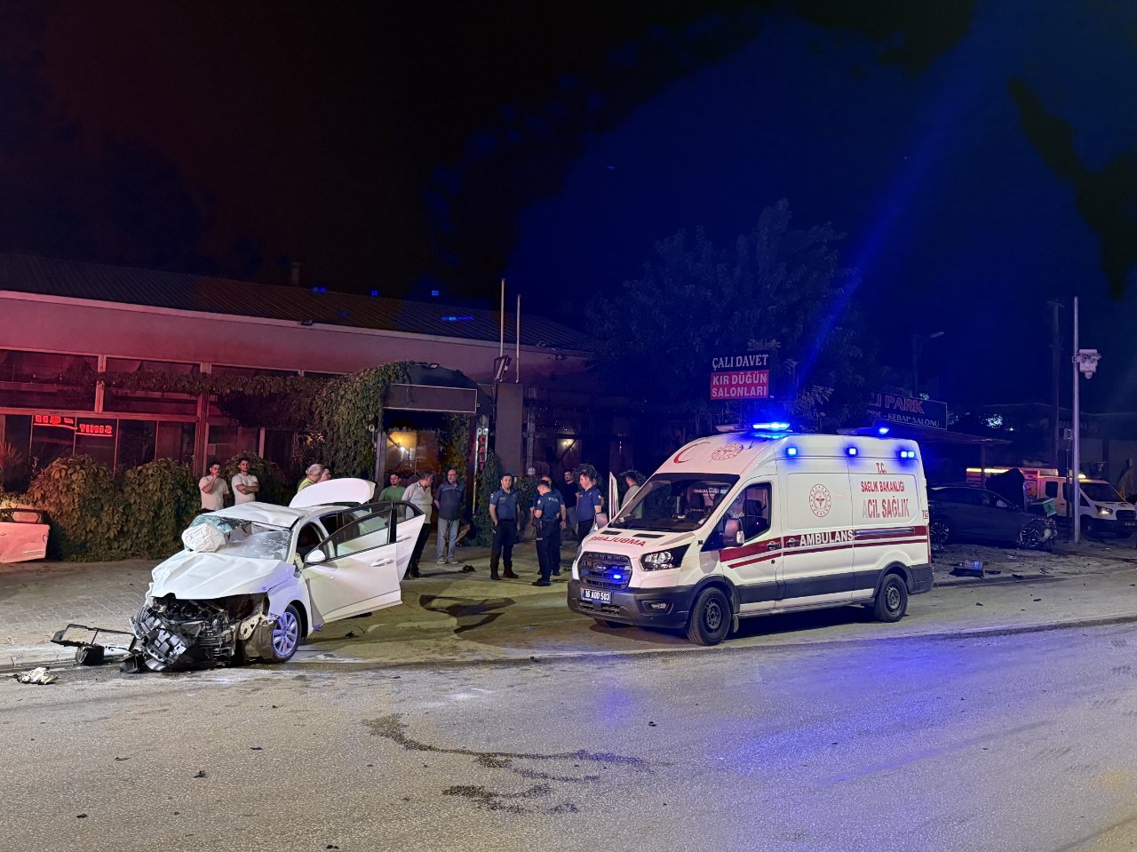 Bursa'da feci kaza! İki otomobil çarpıştı: Ölü ve yaralılar var