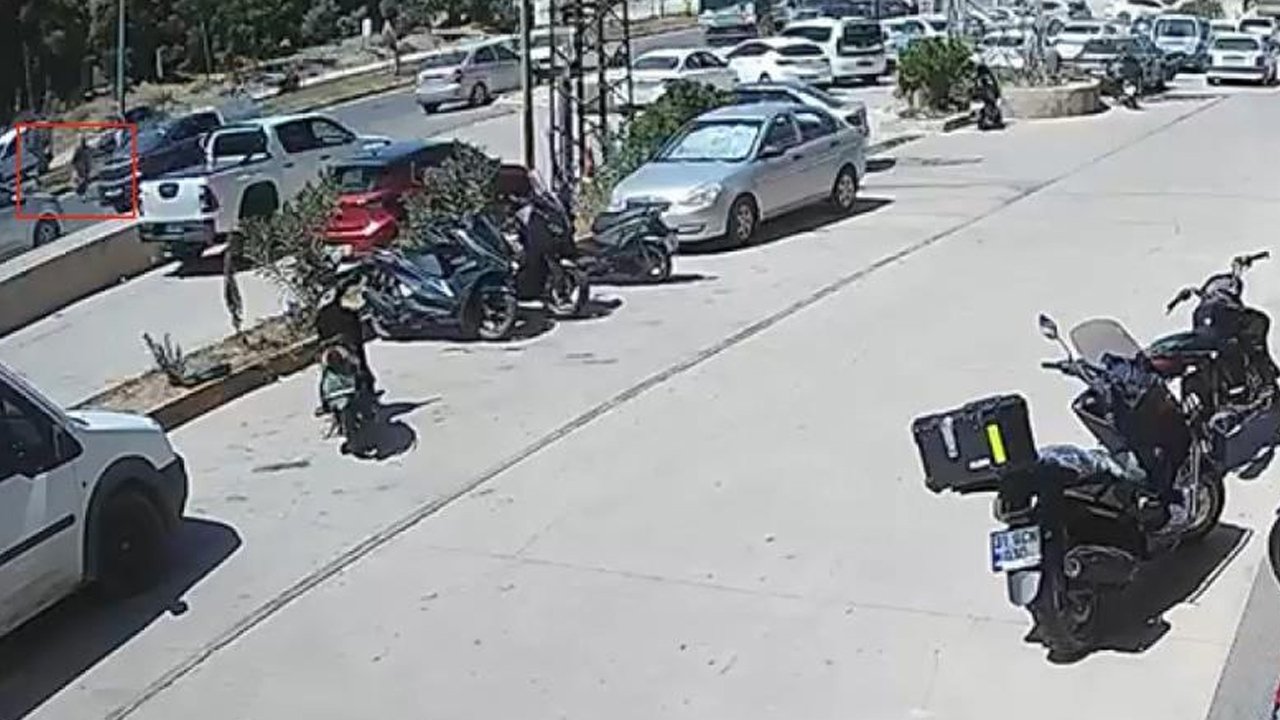 Dehşete düşüren anlar kamerada! Otomobil kadını metrelerce havaya savurdu