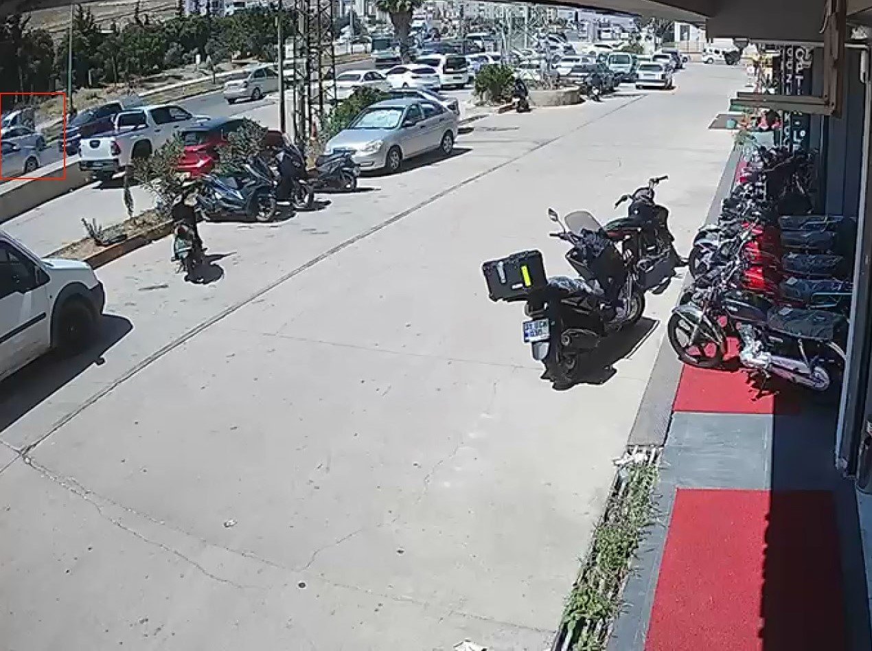 Dehşete düşüren anlar kamerada! Otomobil kadını metrelerce havaya savurdu