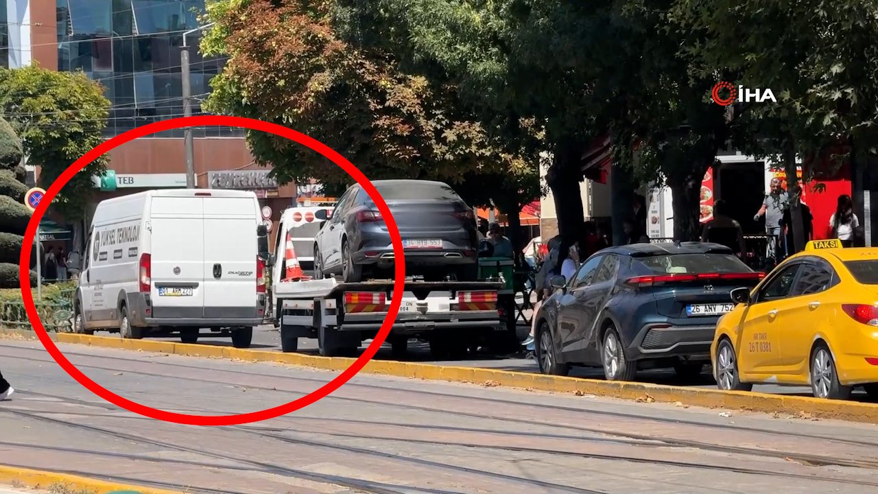 Eskişehir'de hatalı park çilesi! Duyarsız sürücü trafiği felç etti