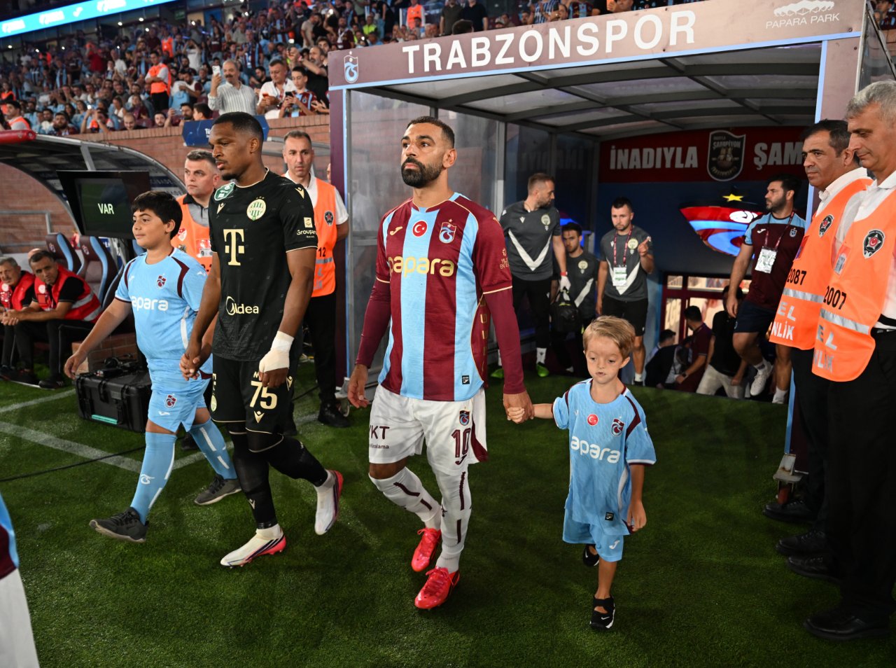 Fatih Tekke, Mısırlı yıldız Mohamed Salah'ı ilk 11'de sahaya sürdü.