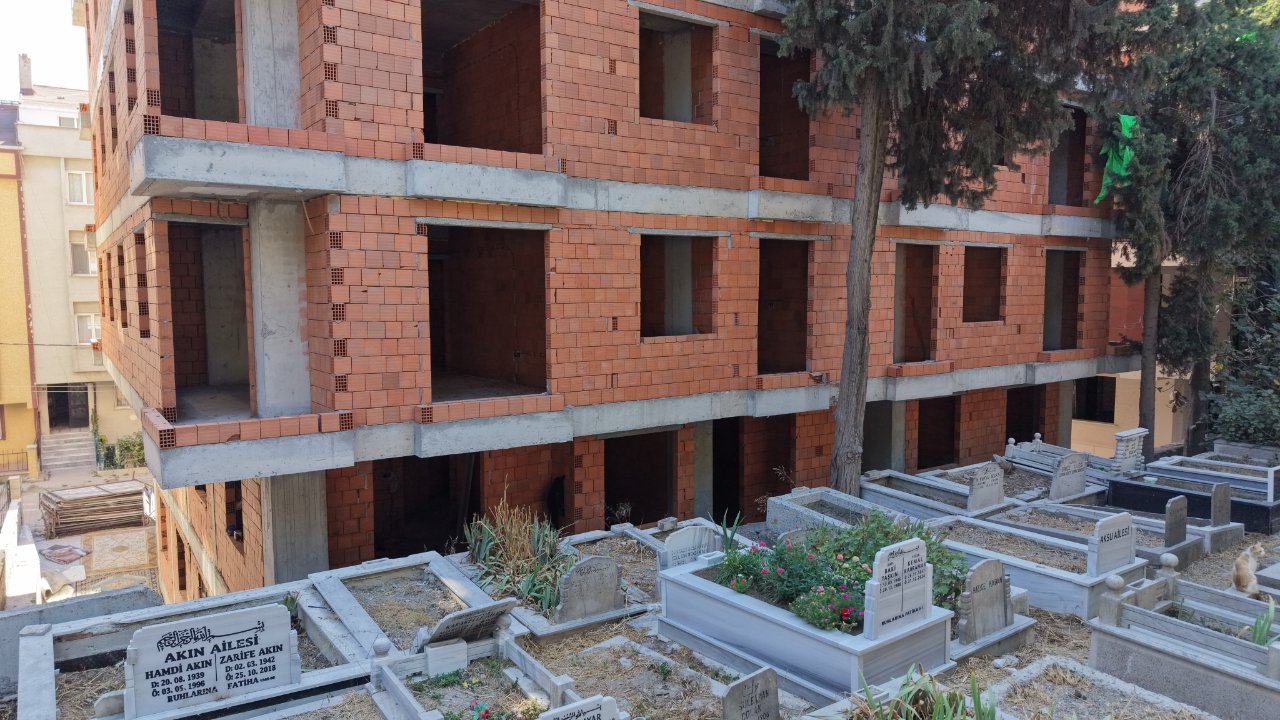 Ne deniz ne göl… Mezarlık manzaralı değil mezarlıkla iç içe! Akıllara duygunluk veren bina! Gören tekrar tekrar bakıyor