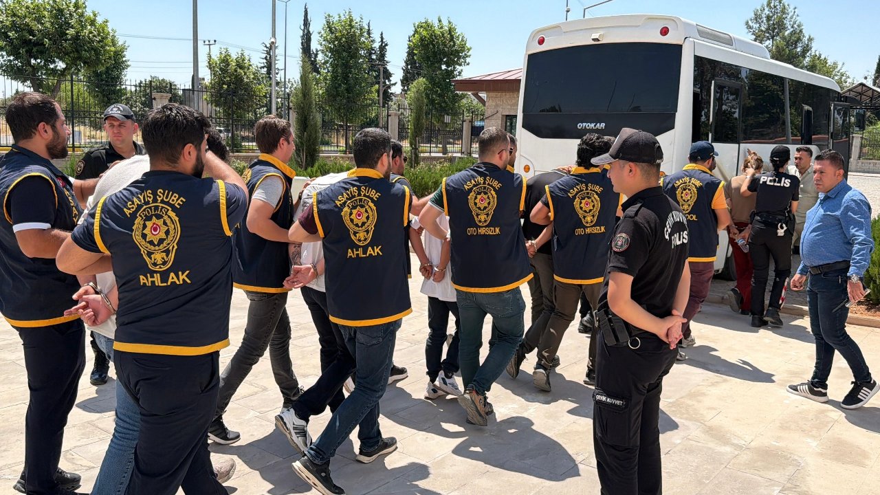 Vatandaşı milyonlarca lira dolandıran sahte bankacılar tutuklandı