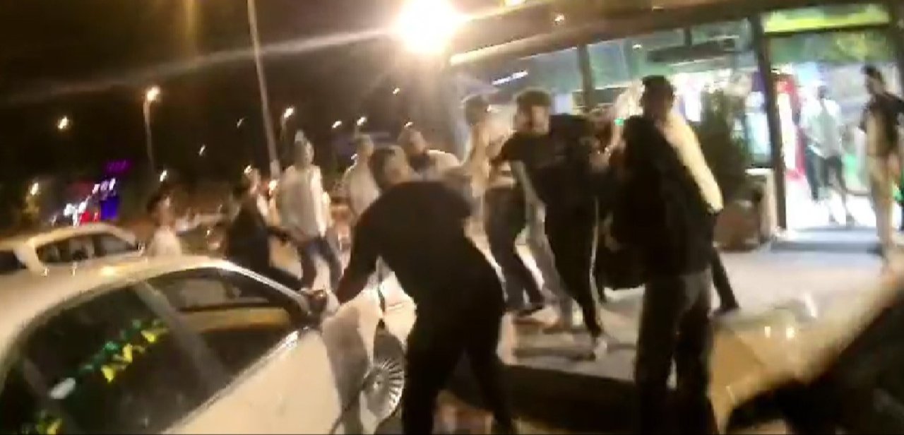 'Yan bakma' tartışması yumruklaşmaya döndü! Karabük'teki olay cep telefonu kamerasında