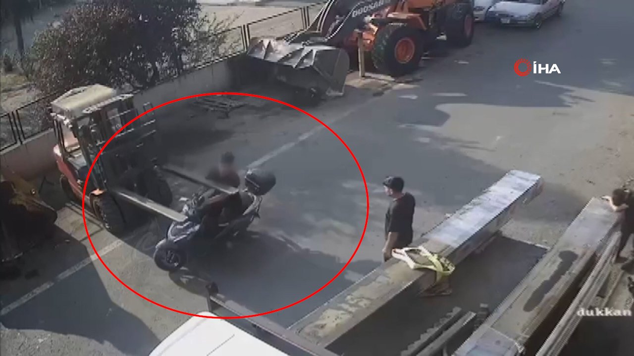 Yük indiren forklifte çarptı! Dengesini kaybeden sürücü böyle yere düştü