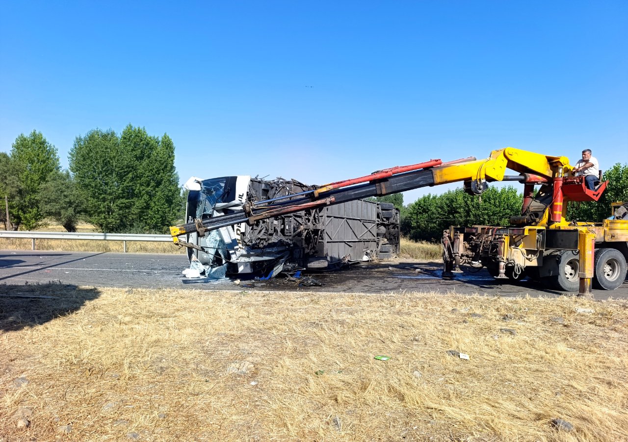 Afyonkarahisarda yolcu otobüsü devrildi! Çok sayıda yaralı var