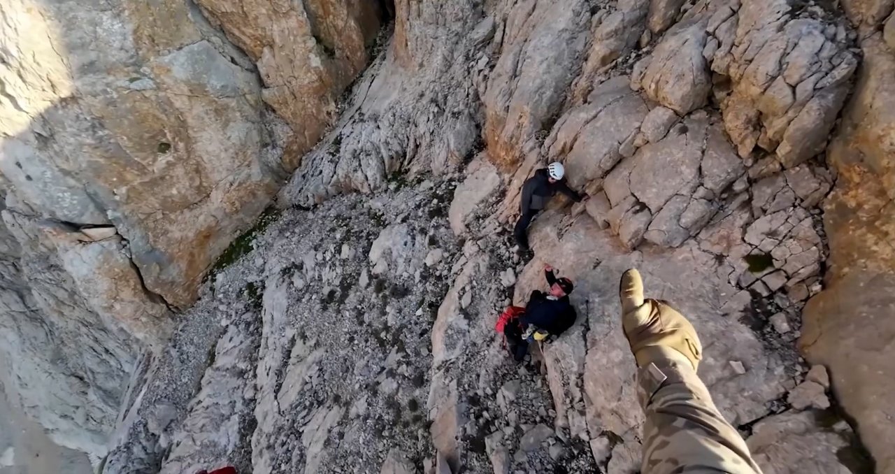 Aladağlar'da nefes kesen operasyon! Yaralı dağcı helikopterle kurtarıldı
