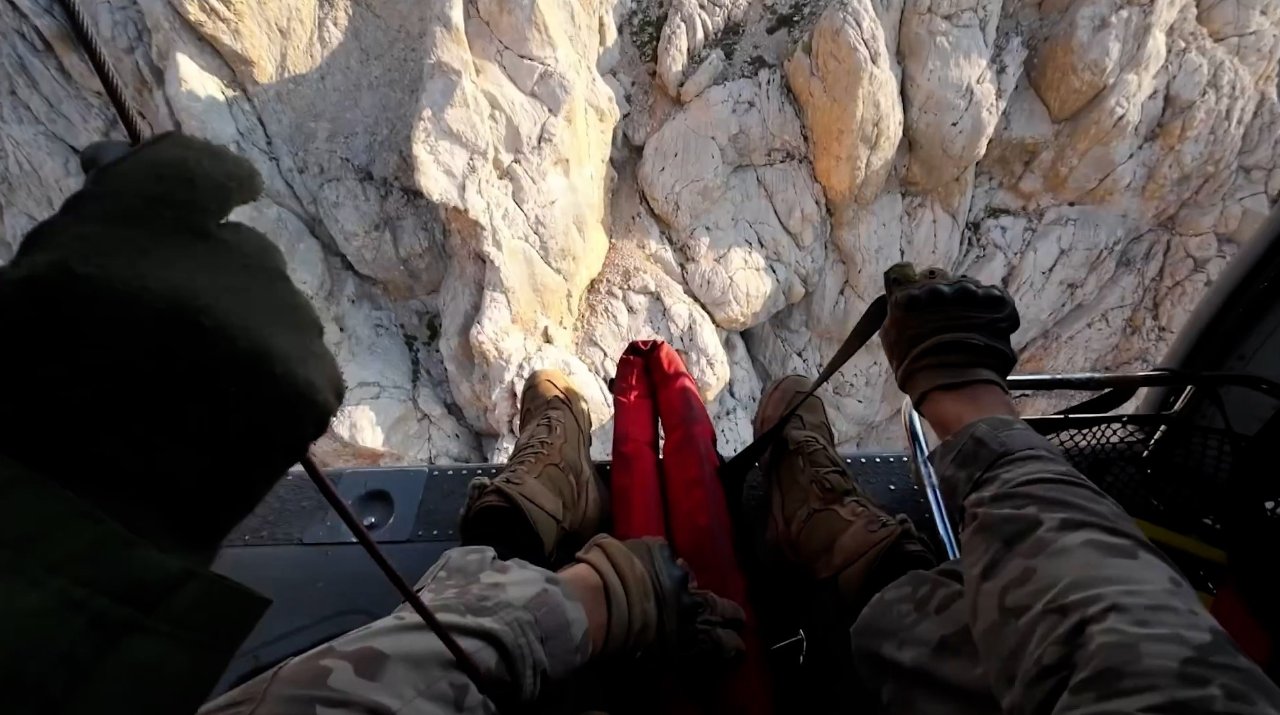 Aladağlarda nefes kesen operasyon! Yaralı dağcı helikopterle kurtarıldı