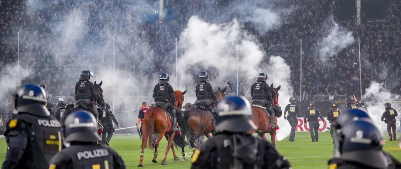 Atlı birlikler sahaya girdi, derbi savaş alanına döndü: 35'i polis 120 yaralı var!