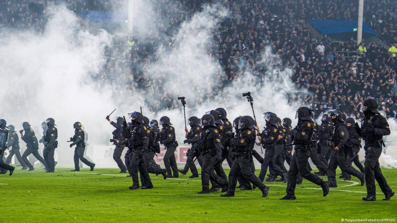 Atlı birlikler sahaya girdi, derbi savaş alanına döndü: 35'i polis 120 yaralı var!