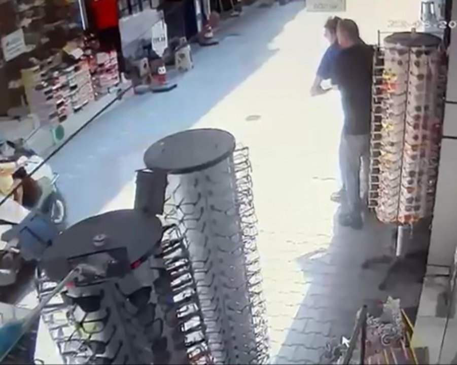 Boğazına sakız kaçan adamı Heimlich manevrası ile kurtardı