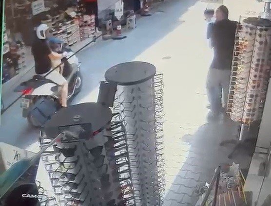 Boğazına sakız kaçan adamı Heimlich manevrası ile kurtardı