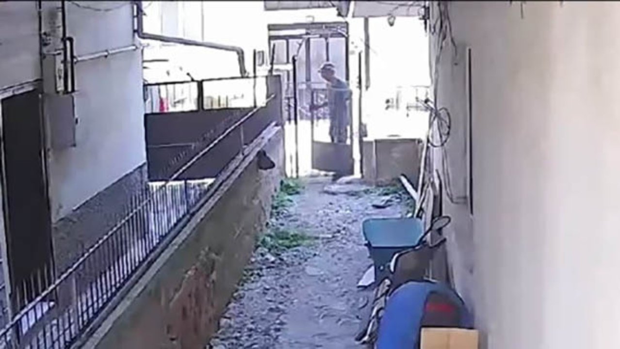 Bursa'da ilginç hırsızlık! Gündüz vakti evin kapısını söküp götürdü
