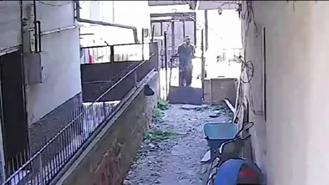 Bursada ilginç hırsızlık! Gündüz vakti evin kapısını söküp götürdü
