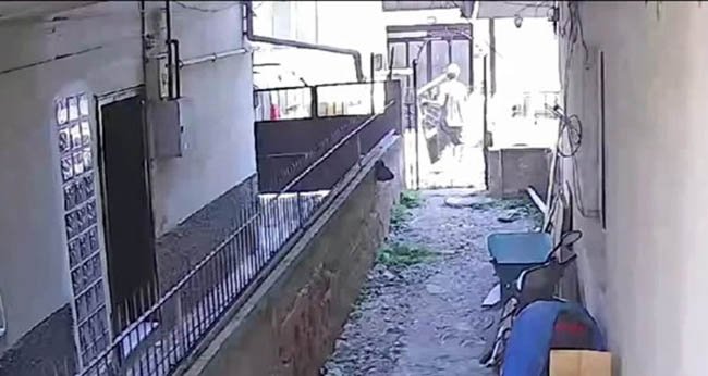 Bursada ilginç hırsızlık! Gündüz vakti evin kapısını söküp götürdü