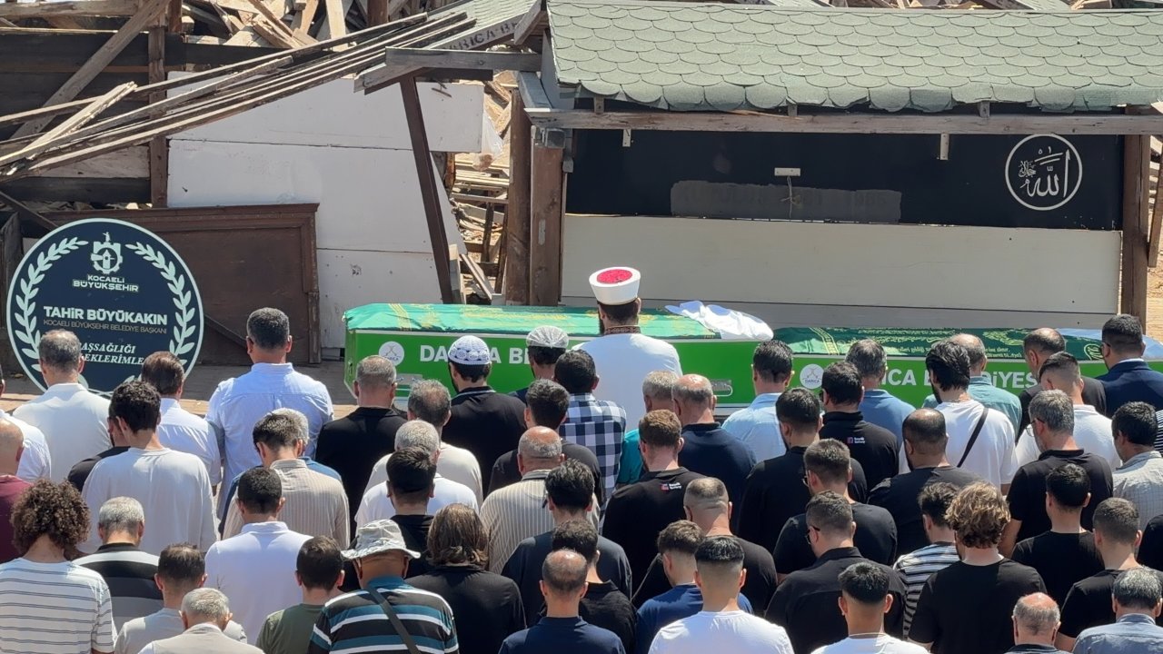 Cesetleri bulunan 3 kardeş gözyaşlarıyla defnedildi! Doğum gününde toprağa girdi