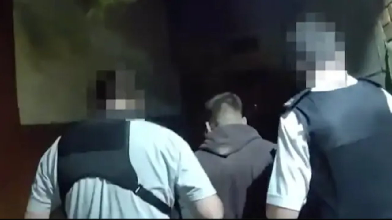 Duvarı delip kuyumcuyu soymaya çalıştılar: Biri çatıda, diğeri havalimanında yakalandı!