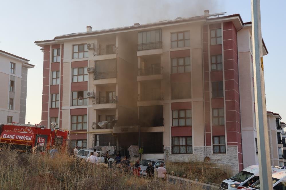 Elazığ'da bina yangını! İnsanlar mahsur kaldı, çok sayıda ekip olay yerinde