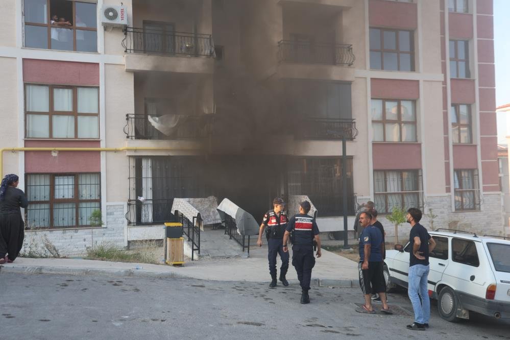 Elazığ'da bina yangını! İnsanlar mahsur kaldı, çok sayıda ekip olay yerinde