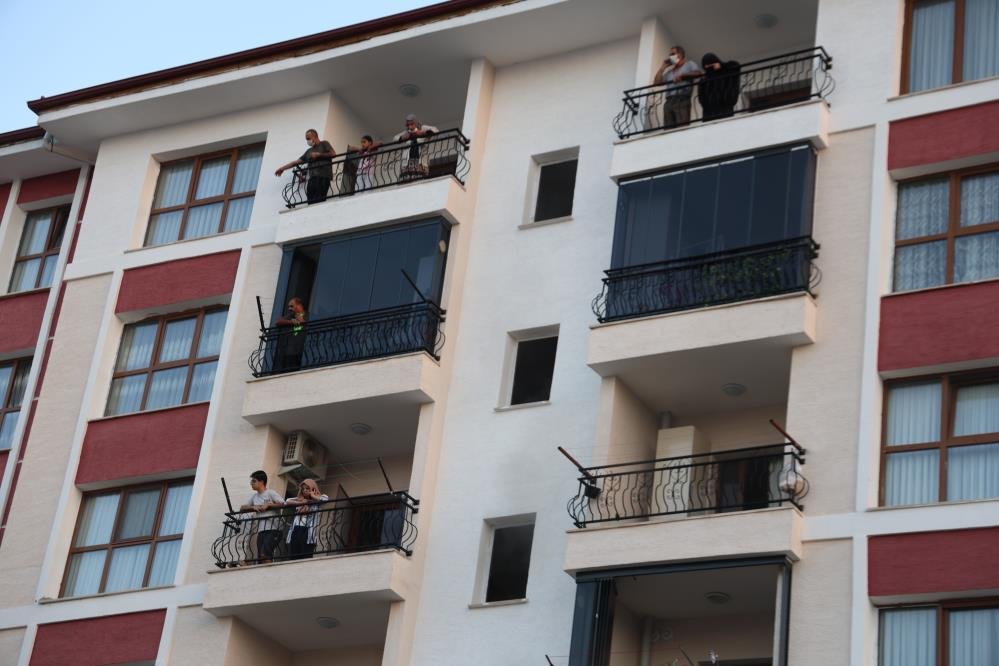 Elazığ'da bina yangını! İnsanlar mahsur kaldı, çok sayıda ekip olay yerinde