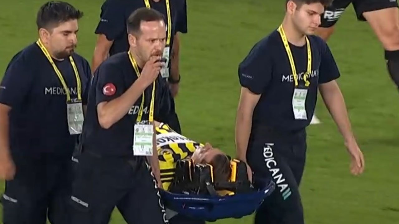 Kerem Aktürkoğlu, ambulansla hastaneye kaldırıldı