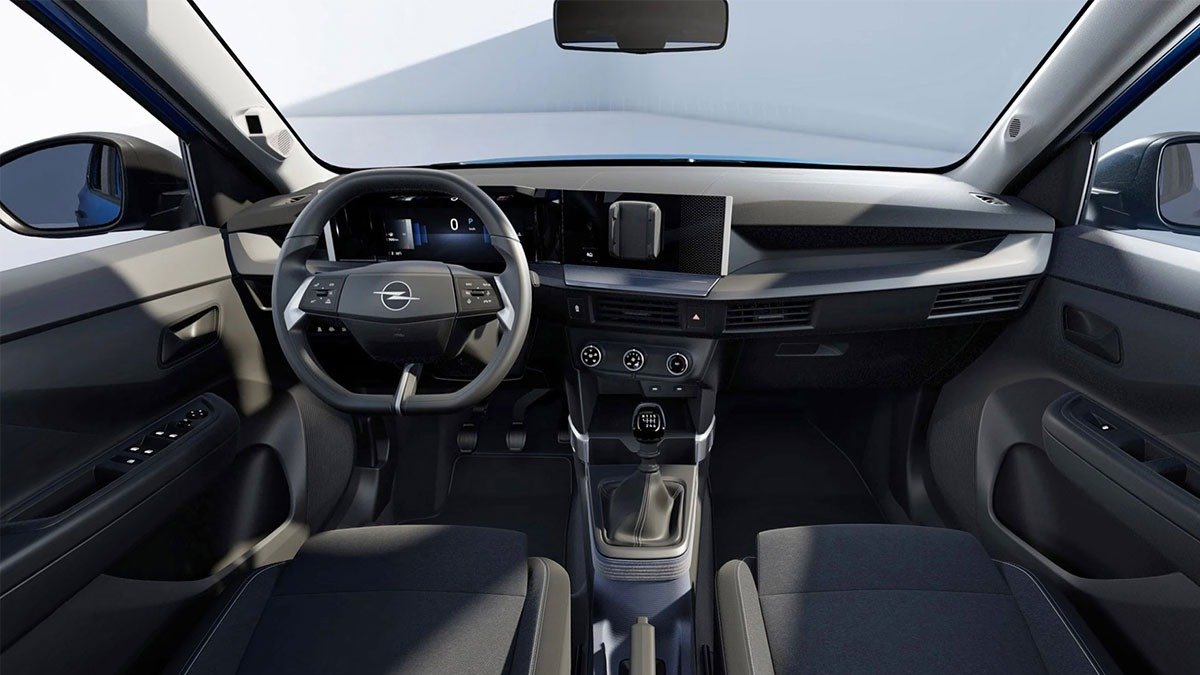 Opel Frontera’nın en ucuz versiyonu tanıtıldı: Manuel vites ve ekran yerine telefon tutucu