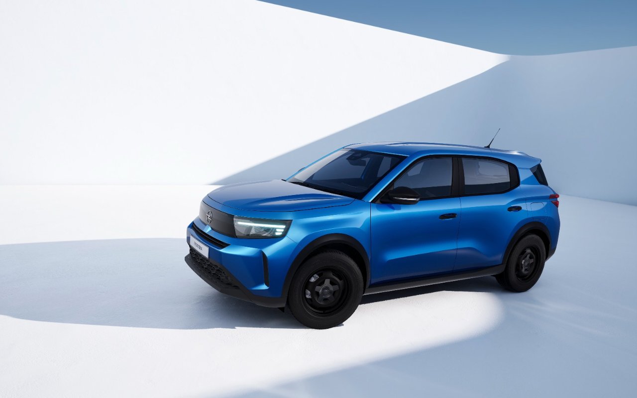 Opel Frontera’nın en ucuz versiyonu tanıtıldı: Manuel vites ve ekran yerine telefon tutucu