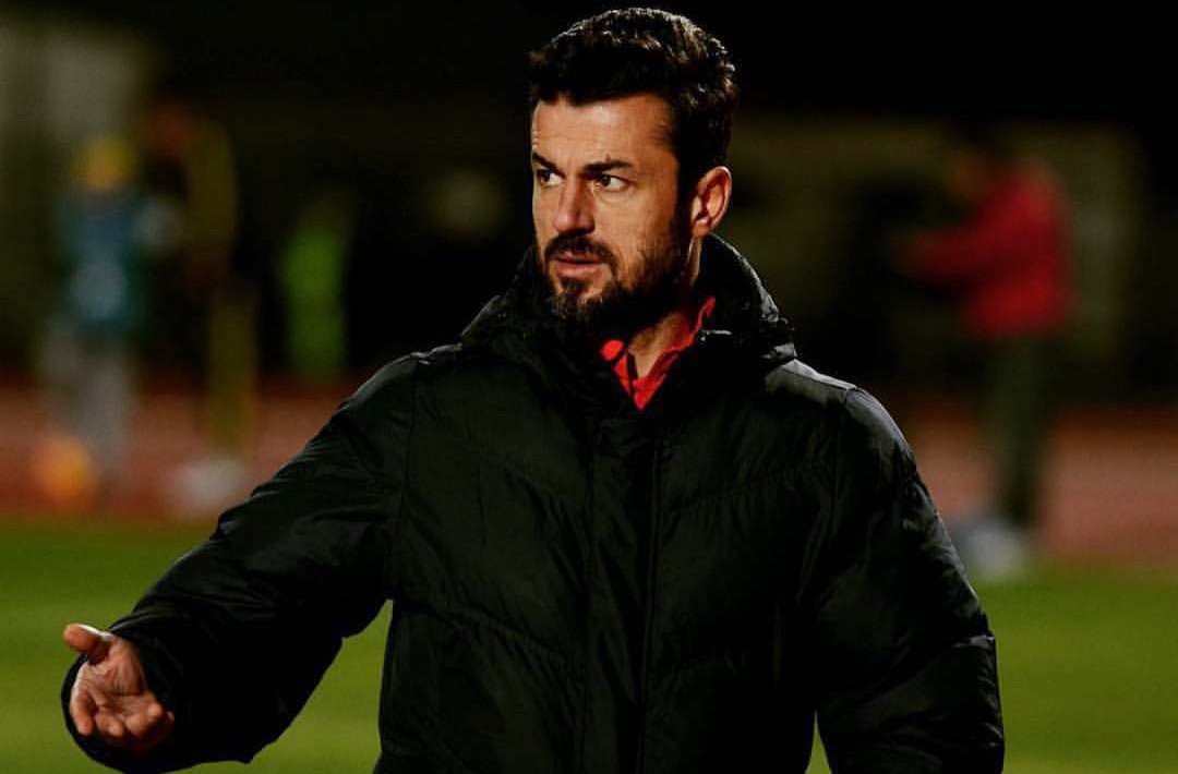 Ali Tandoğan, futbolu bıraktıktan sonra teknik direktörlük yapıyor.