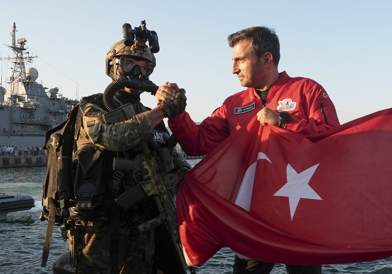 Selçuk Bayraktar paylaştı... Mavi Vatan'da sahne SAT ve SAS komandolarının!