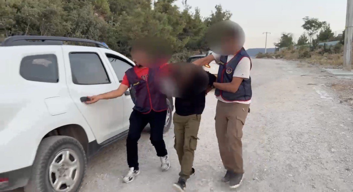 Ailesinin yanında silah çekti, kaçırdı! Korku dolu anların görüntüsü çıktı, JASAT’tan saldırgana jet baskın, aynı gün yakalanıp tutuklandı