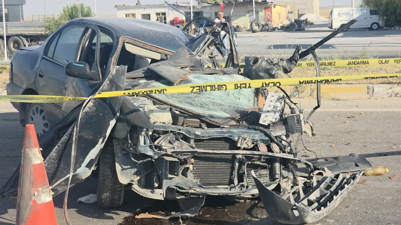Aksaray'da feci kaza! Aydınlatma direğine çarpan otomobilde can pazarı