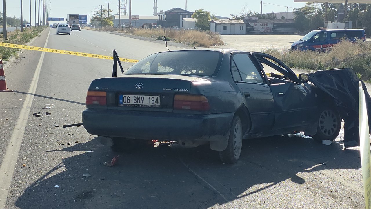 Aksaray'da feci kaza! Aydınlatma direğine çarpan otomobilde can pazarı