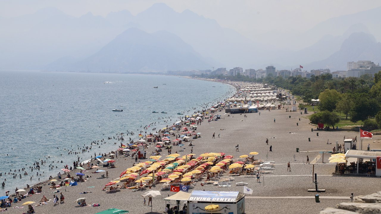 Antalya'yı yüksek nem vurdu, sahiller doldu taştı