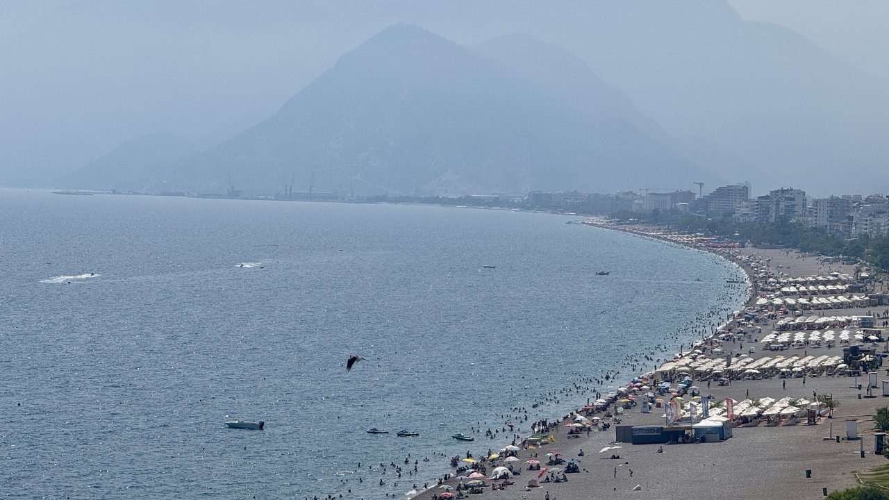 Antalya'yı yüksek nem vurdu, sahiller doldu taştı