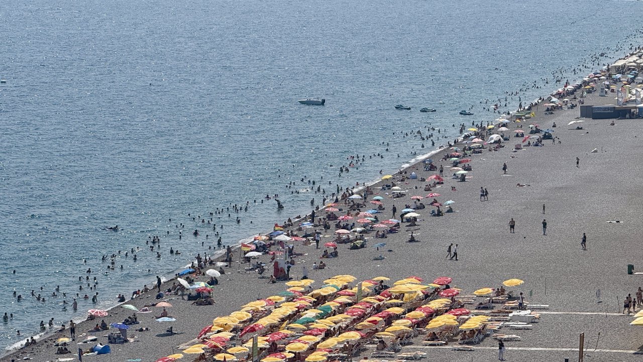 Antalya'yı yüksek nem vurdu, sahiller doldu taştı