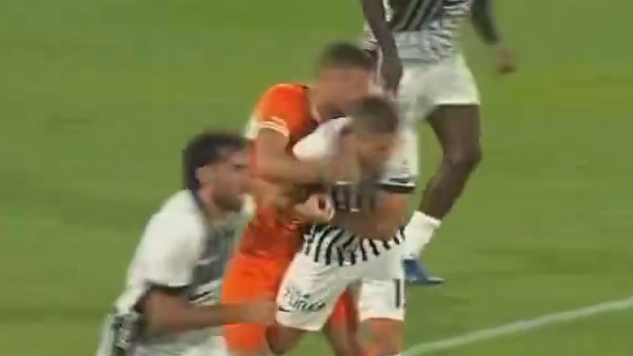 Beşiktaş'tan maç esnasında kırmızı kart tepkisi!