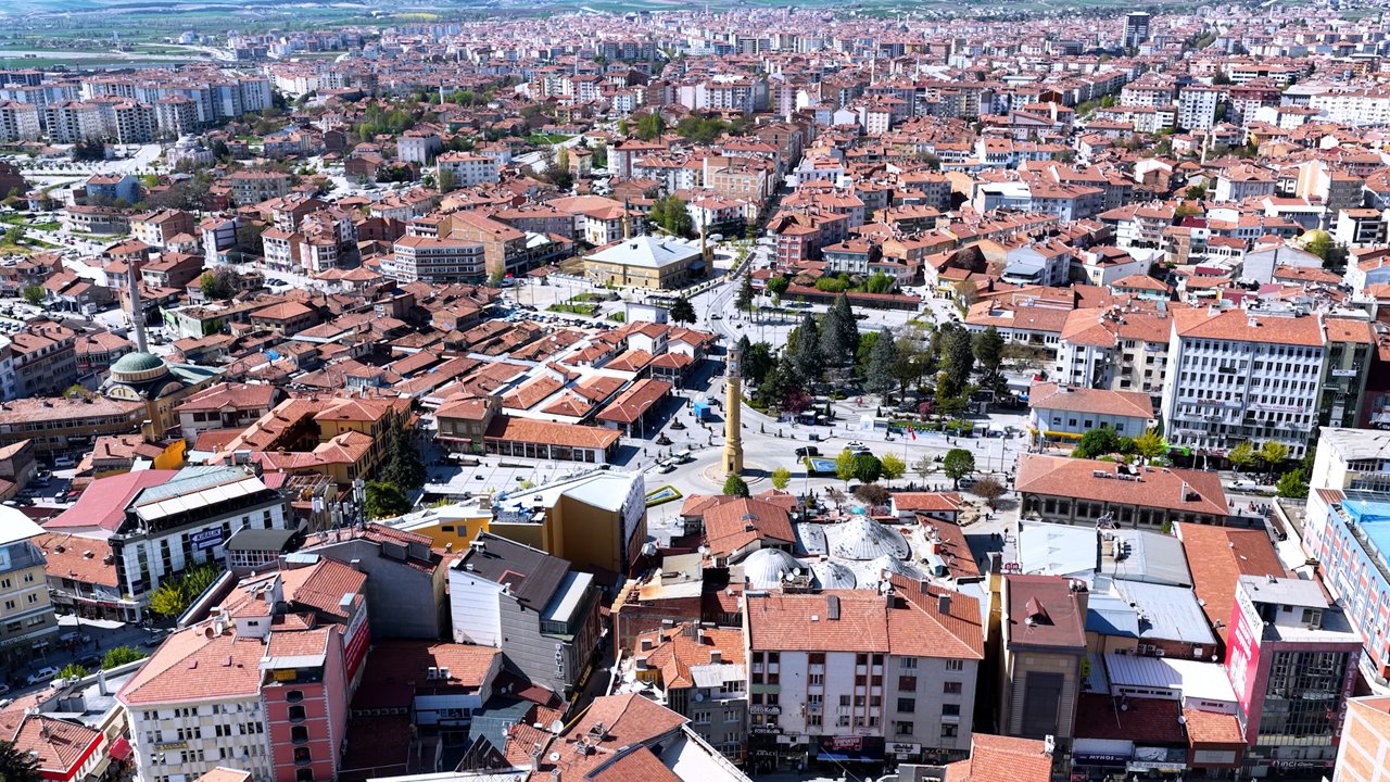 Çorum’un kalbi yeniden şekillendi! Tarihi meydanda dikkat çeken dönüşüm