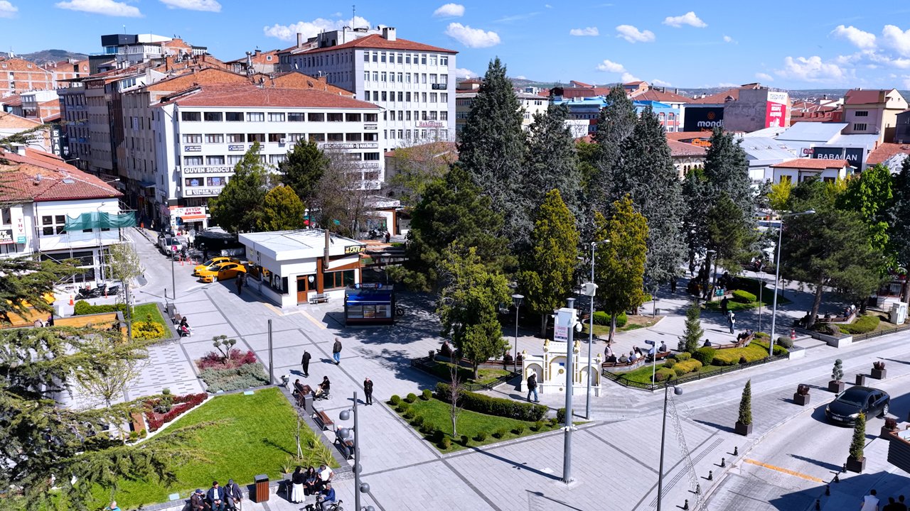 Çorum’un kalbi yeniden şekillendi! Tarihi meydanda dikkat çeken dönüşüm