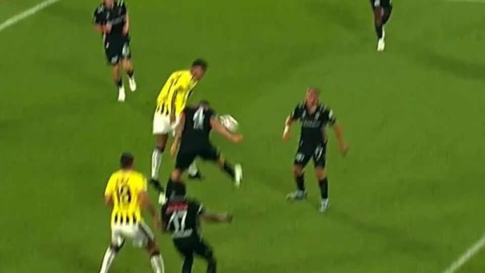 Karşılaşmanın 20. dakikasında Fenerbahçe lehine verilen penaltı pozisyonu