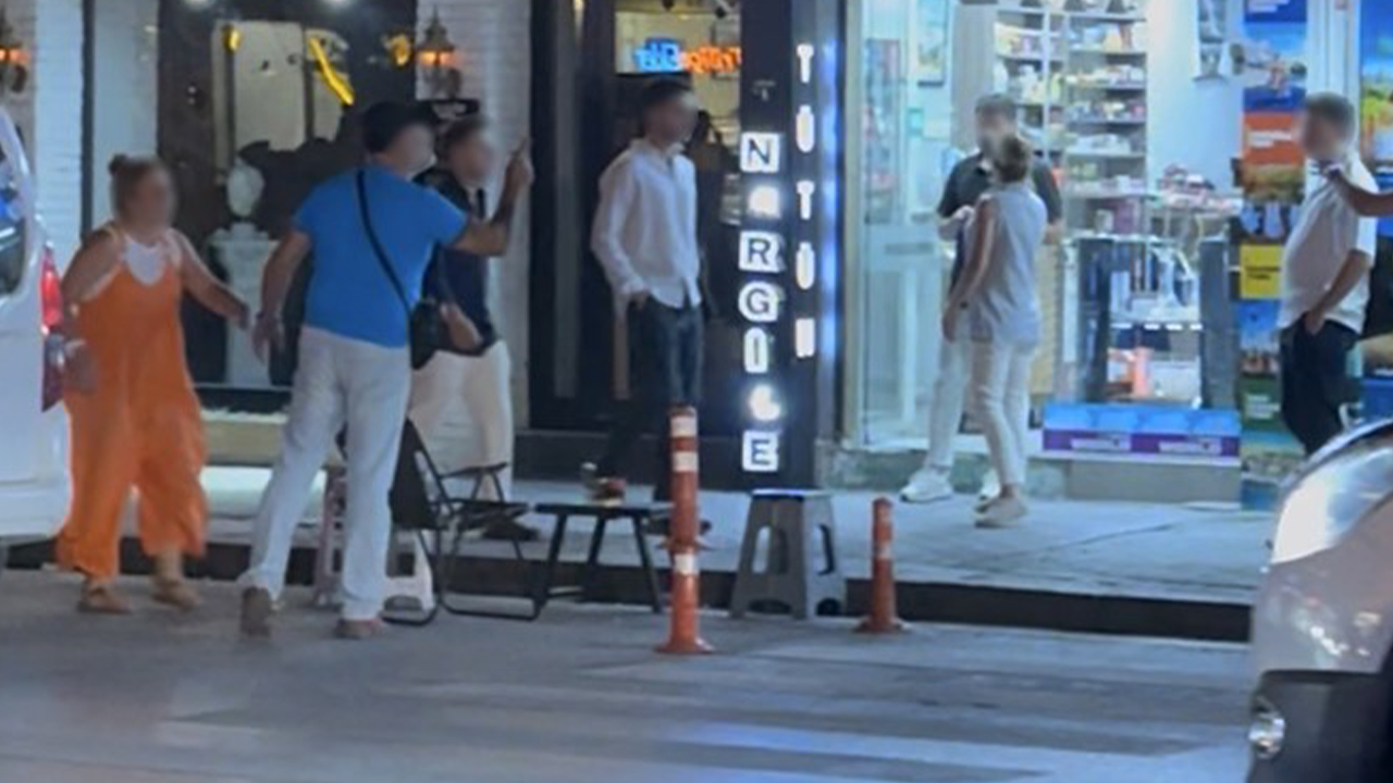 ‘Kafanı keserim’ diyerek tehdit etti! Aracından inip sokak ortasında ortalığı karıştıran sürücü kamerada 