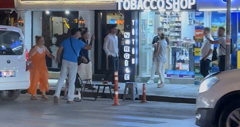 ‘Kafanı keserim’ diyerek tehdit etti! Aracından inip sokak ortasında ortalığı karıştıran sürücü kamerada