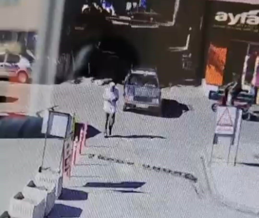 Kırık ayakla dolmuşa binip eve gitti! Sürücüden yaşlı adama utandıran duyarsızlık! Arabayla çarpıp geçti