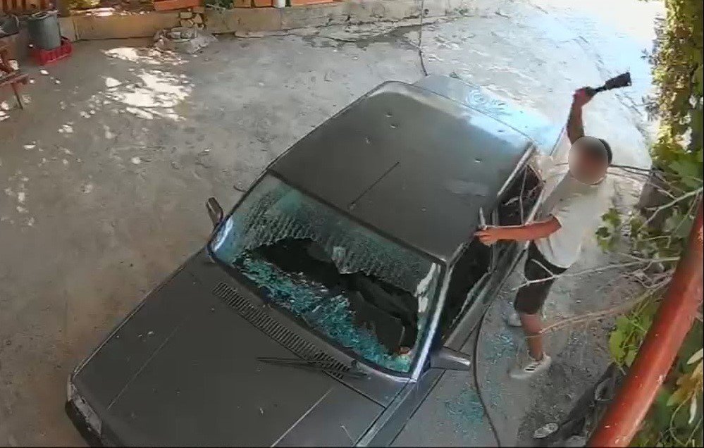 Mersin’de 3 dakikalık dehşet kamerada! Eski kız arkadaşının aracını paramparça etti