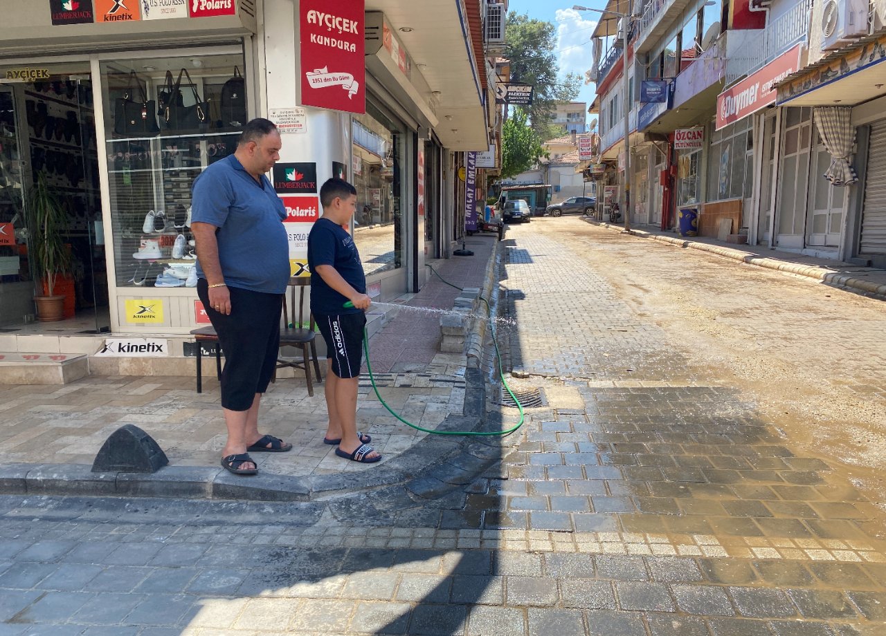 Sıcaklık Türkiye’yi sardı: Kimi gölgede nefes aldı, kimi 60 derecede ekmek peşinde koştu