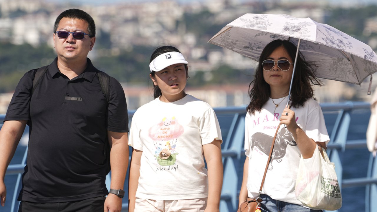 Sıcaklık Türkiye’yi sardı: Kimi gölgede nefes aldı, kimi 60 derecede ekmek peşinde koştu