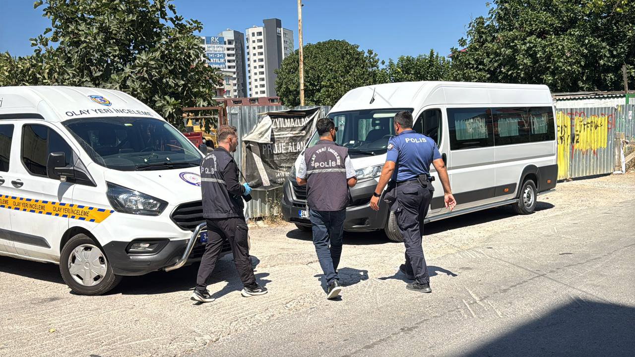 Sultanbeyli’de korkunç olay! Üzerlerine çelik çatı çöktü: 2 işçi yaralı