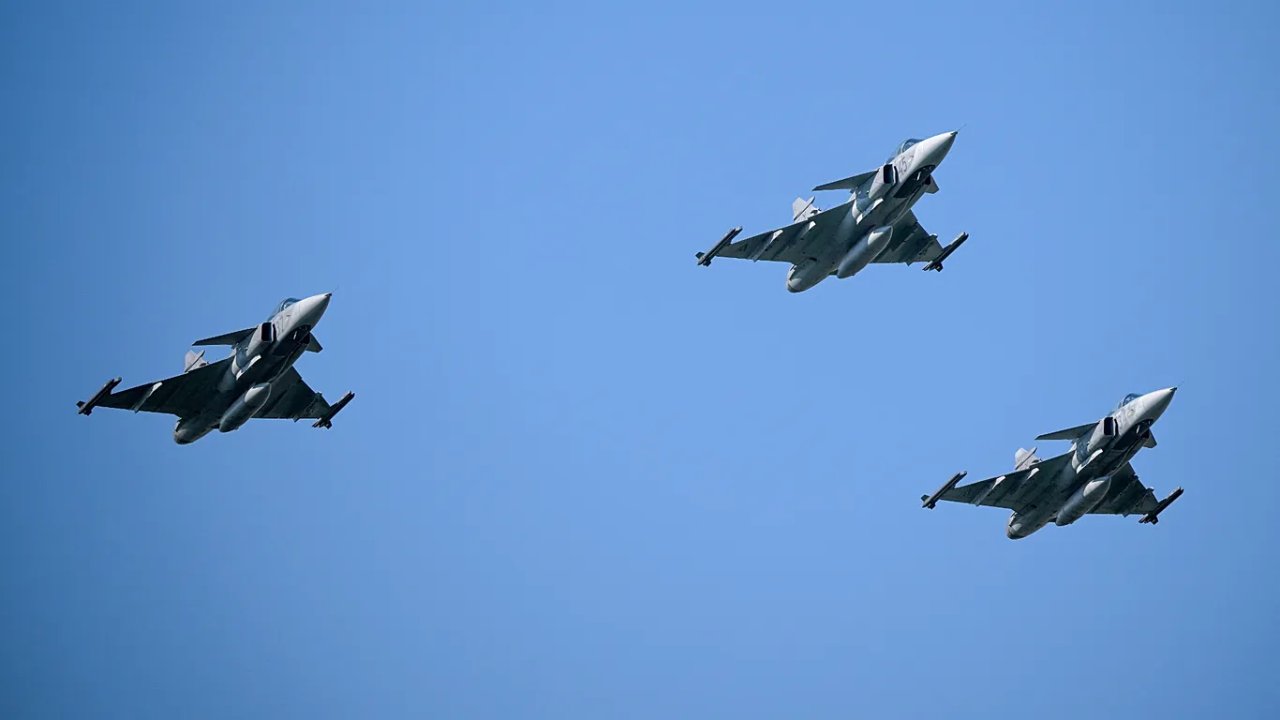Macaristan'da savaş uçağı yere çakıldı, pilot son anda kurtuldu!