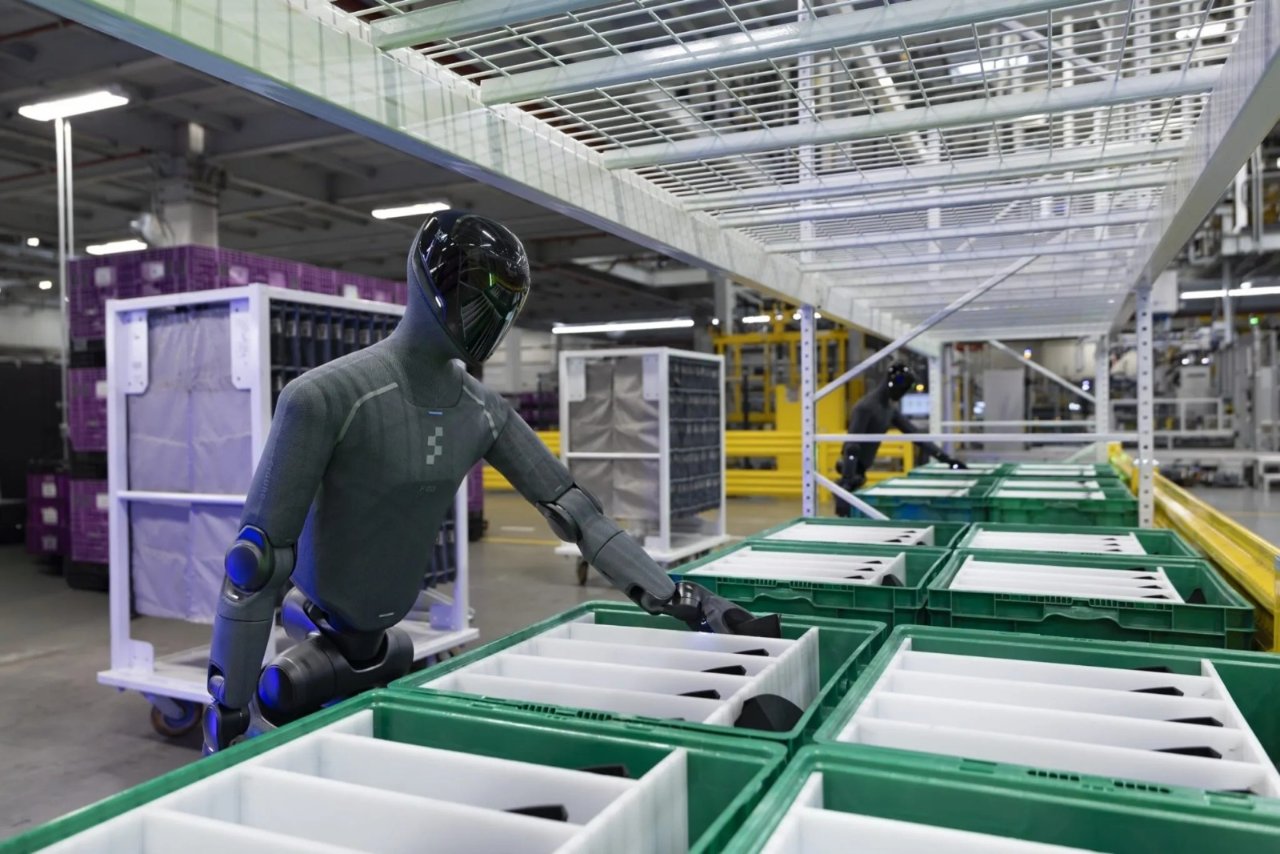 BMW, Tesla, Mercedes ve Hyundai harekete geçti! Otomobil fabrikalarında insansı robot dönemi